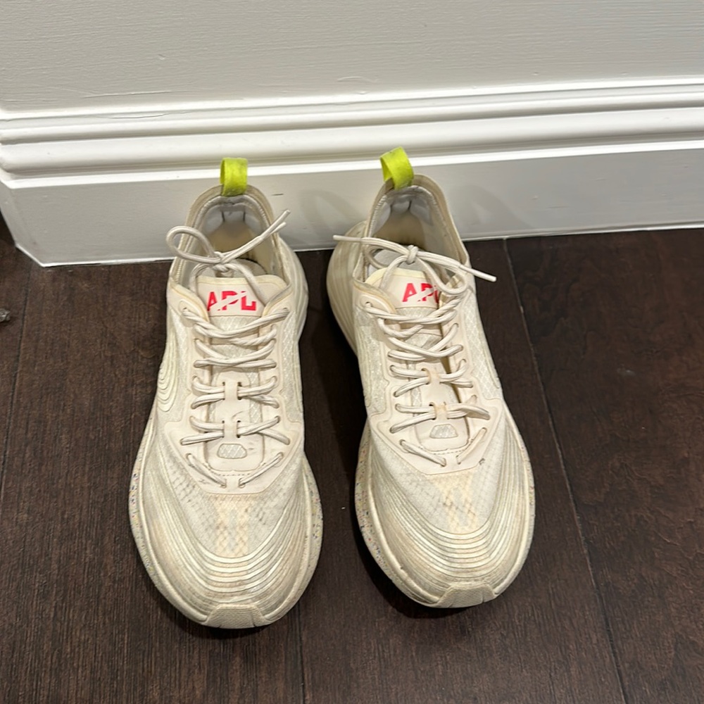 APL streamline running shoe